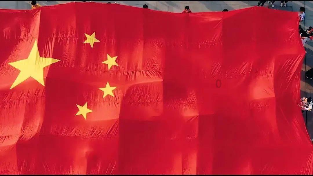 救援爱图画的男孩